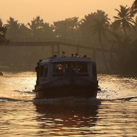 Отель Marari Houseboat Марарикулам Экстерьер фото