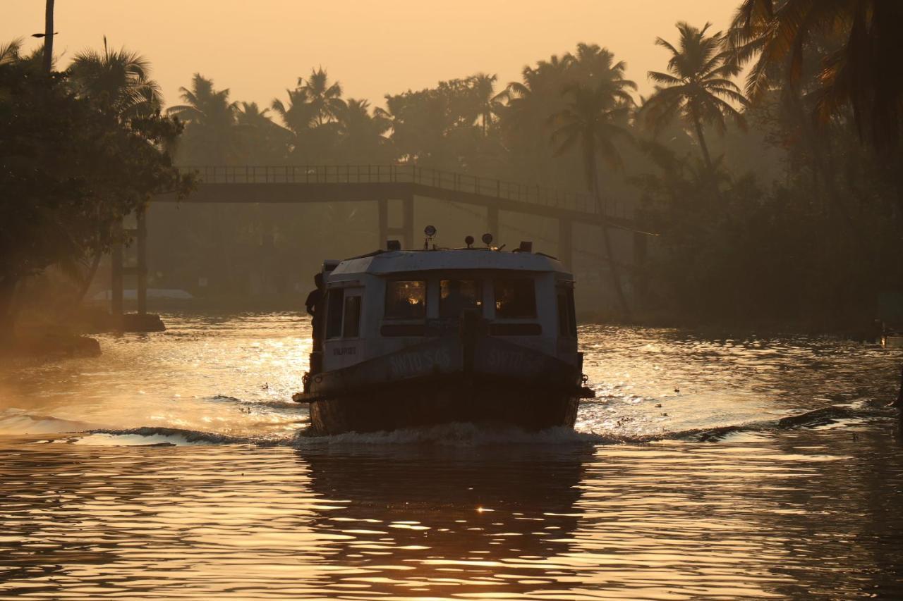 Отель Marari Houseboat Марарикулам Экстерьер фото