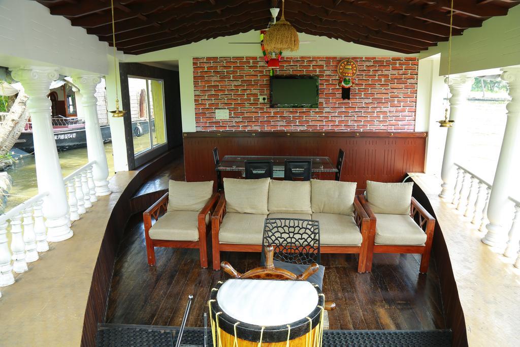 Отель Marari Houseboat Марарикулам Экстерьер фото