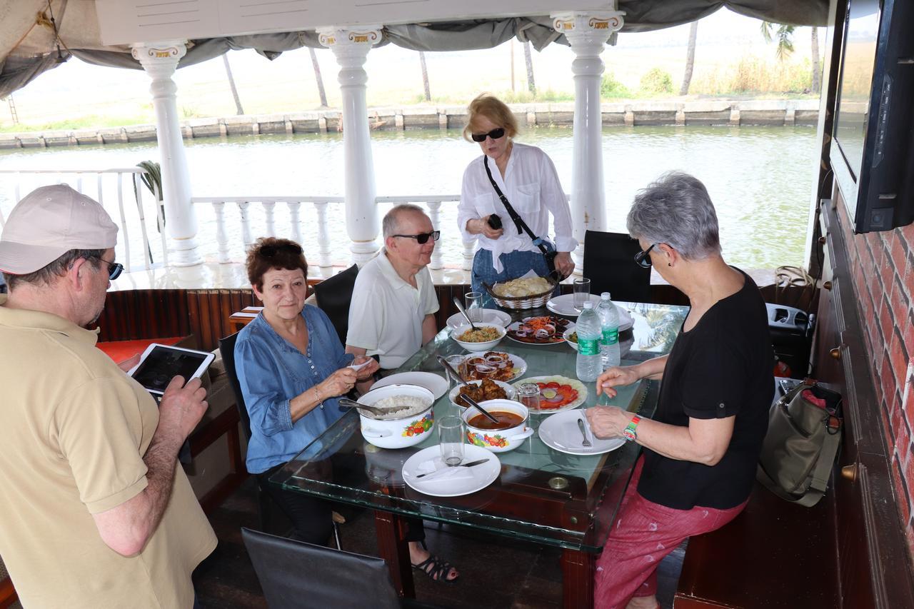 Отель Marari Houseboat Марарикулам Экстерьер фото